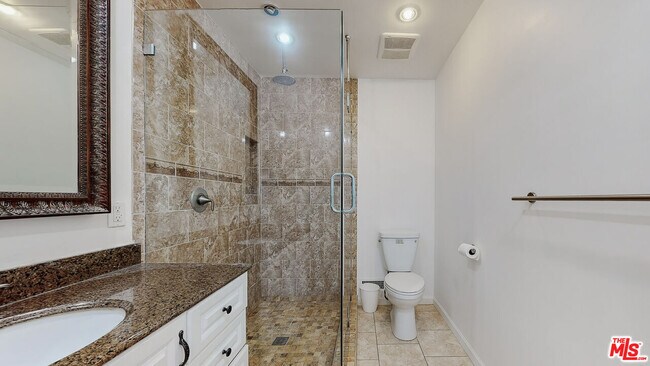 Building Photo - 1107 S Bundy Dr