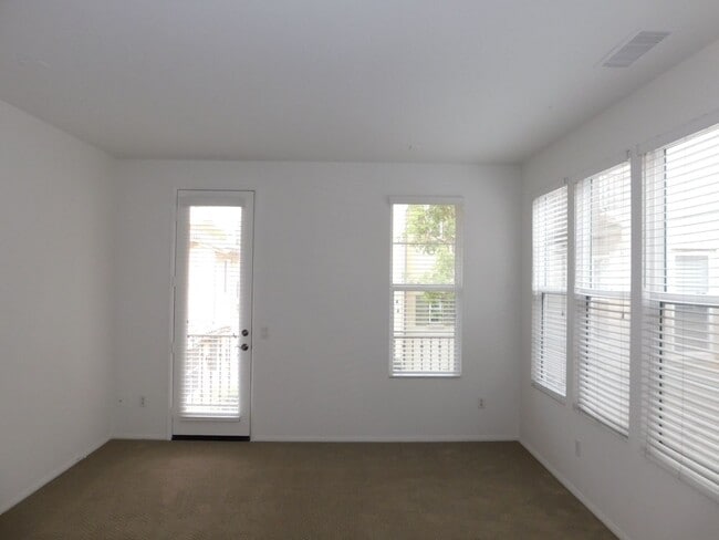 Building Photo - Exceptional 3 bed, 3.5 bath home in Irvine.