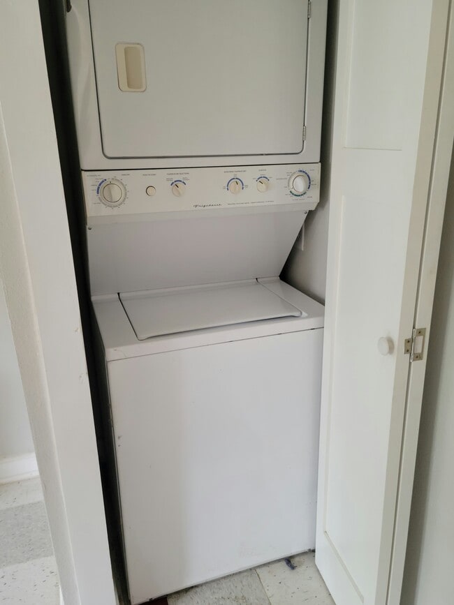 Building Photo - 1528 Steves Ave