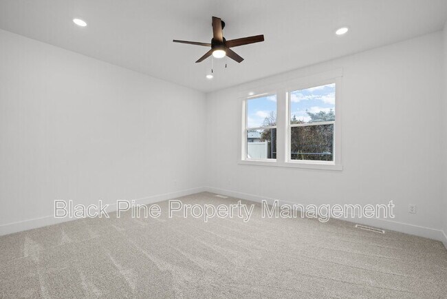 Building Photo - 4642 N Maple Grove Rd