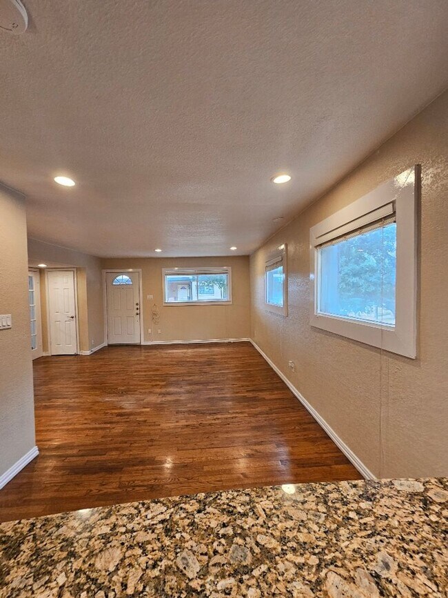 Building Photo - Mediterranean style condo within walking d...