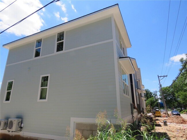 Building Photo - 313 W Rock St