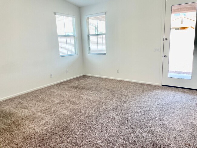 Building Photo - 5 Bedroom/3 Bath Home in Chandler!