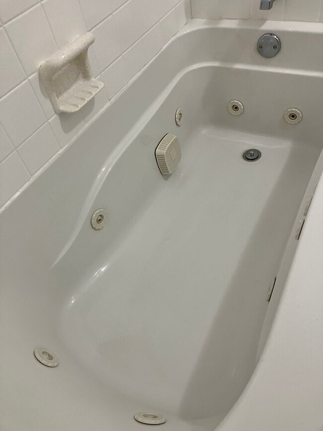 Building Photo - 3 bed 2 bath Home