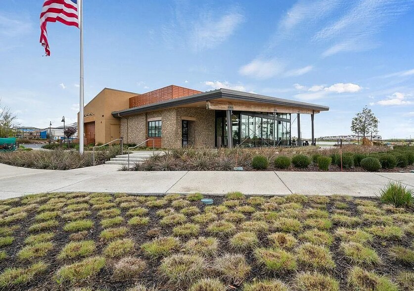 Building Photo - 2451 Lake Club Dr