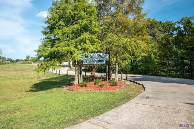 Building Photo - 12386 River Highlands Dr