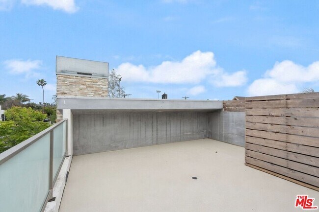 Building Photo - 678 Broadway St