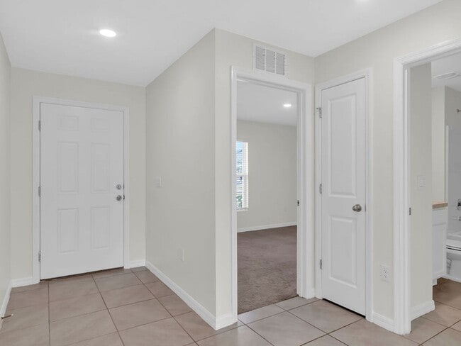 Building Photo - Beautiful 4 bedroom 2 bathroom Single Family House! Like new!