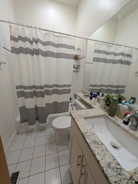 Building Photo - 1655 W Wrightwood Ave