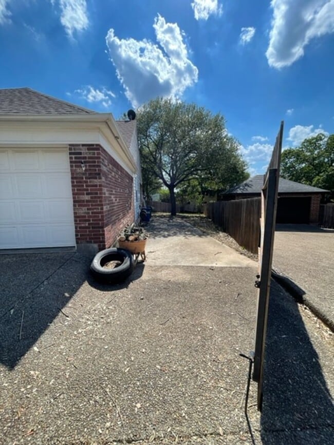 Building Photo - Move In Special! Beautiful 4-Bedroom, 2-Ba...