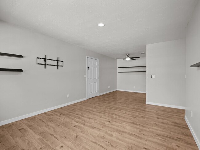 Building Photo - 100 E 600 S