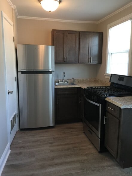 Building Photo - Lone Oak Villas