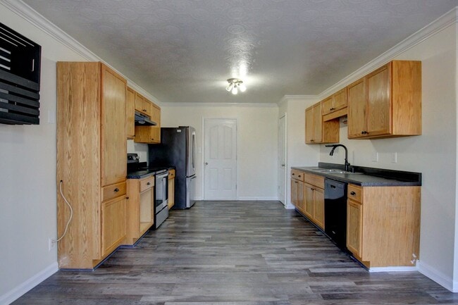 Building Photo - 3 bed 2 bath Fenced yard.  Heart of St. B.  Hurry.