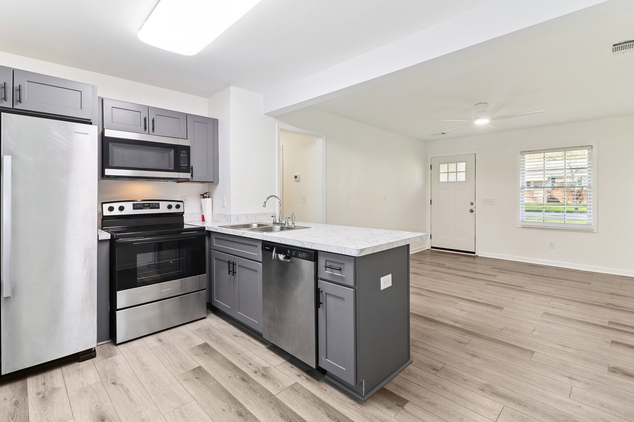 Building Photo - 839 Commodore Dr NW