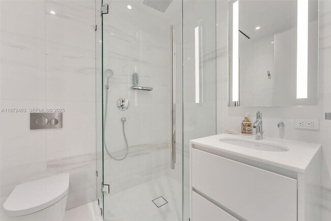 Building Photo - 300 Biscayne Blvd Way