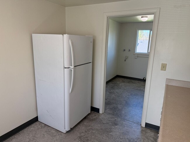 Building Photo - Large upstairs 2 bedroom apartment!