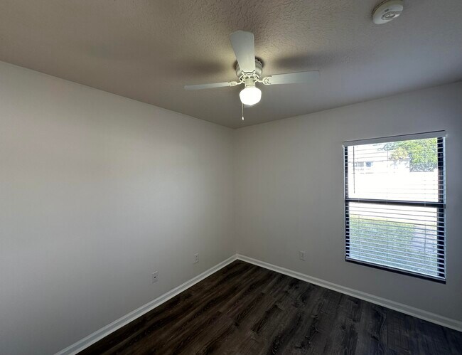 Building Photo - 910 Luminary Cir