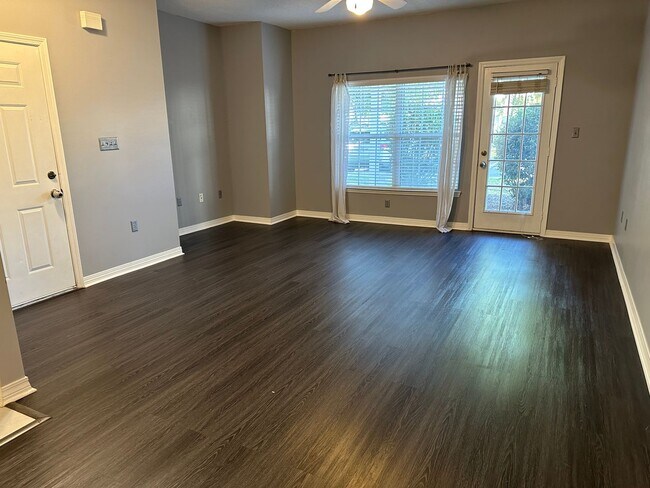 Building Photo - Charming First Floor Condo