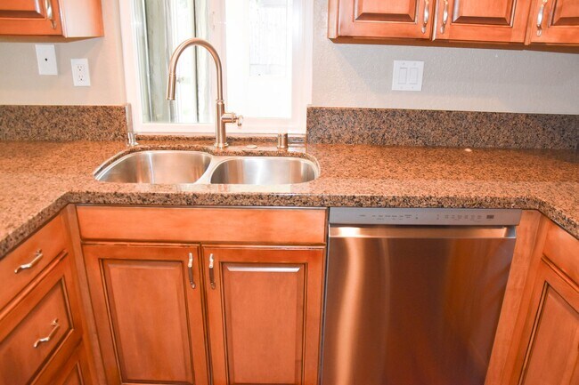 Building Photo - Beautiful 2 Story Home For Rent