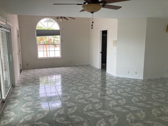 Building Photo - Family Friendly water front 3 Bedroom 3 bath Home with dock & lift -unfurnished-Available NOW