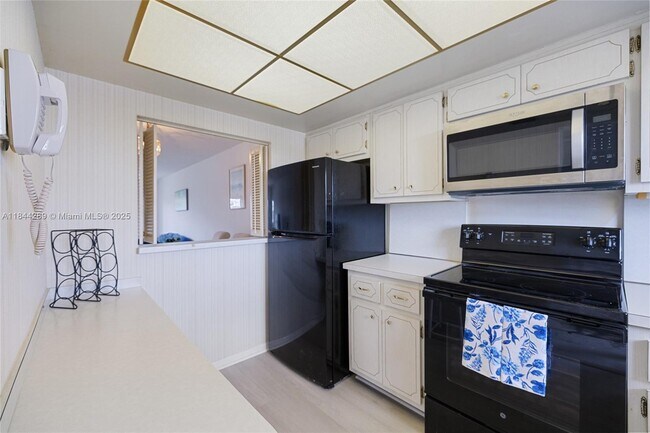 Building Photo - 2880 NE 33rd Ct
