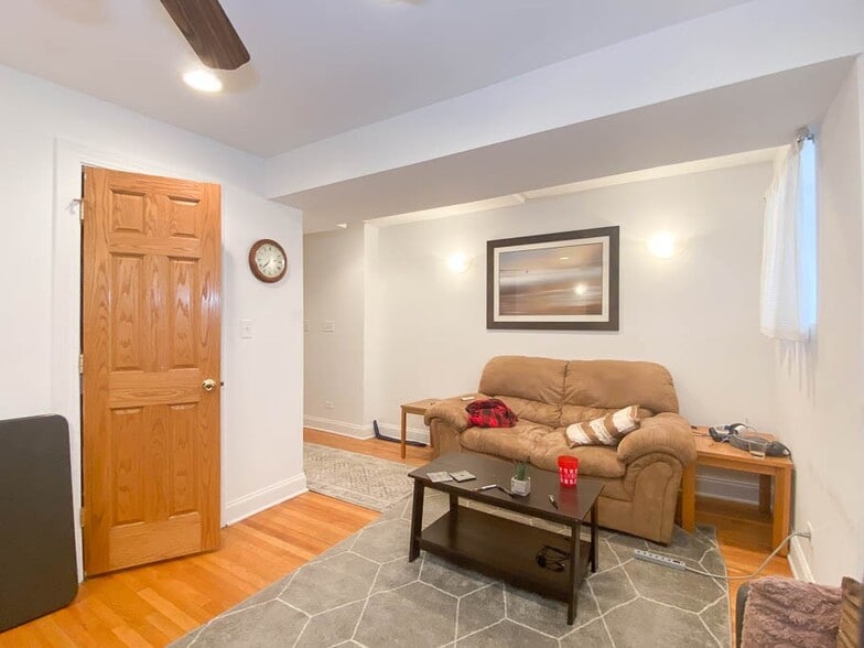 Building Photo - 922 W Addison St