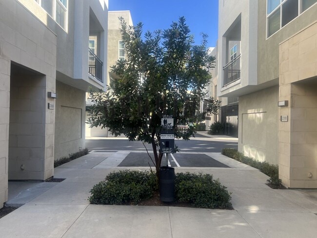 Building Photo - Coming Soon: Modern Tri-Level 2Bd 2.5Ba Townhouse in Irvine!