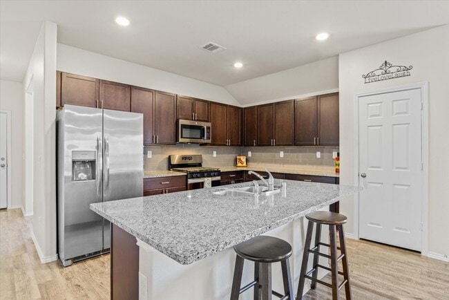 Building Photo - 627-627 E Fairway Lake Dr