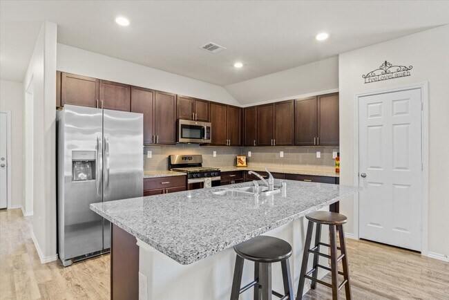 Building Photo - 627 E Fairway Lake Dr