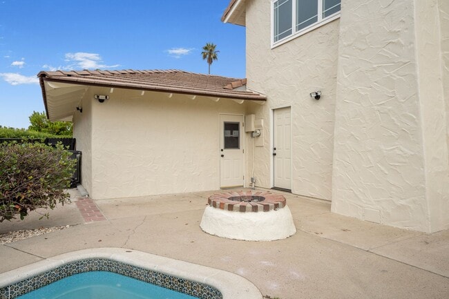 Building Photo - Executive Style Living ....