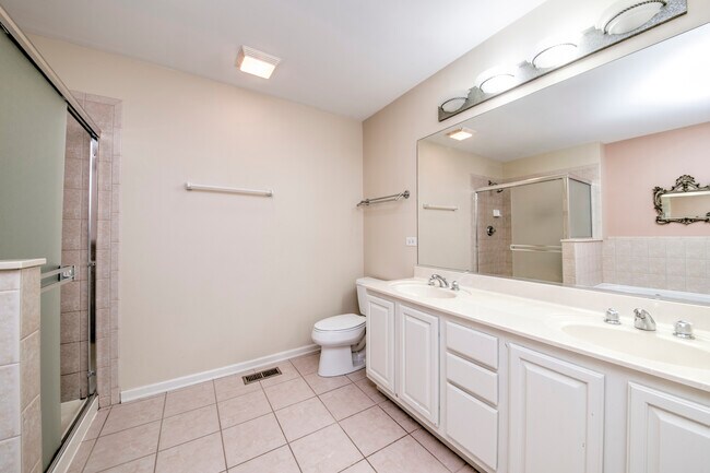 Building Photo - 5565 Cambridge Way