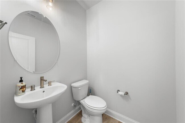 Building Photo - 96 Fairway Dr