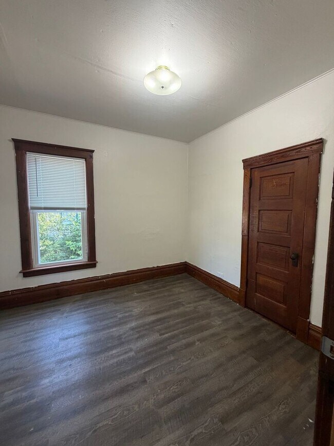 Building Photo - 733 Garfield Ave