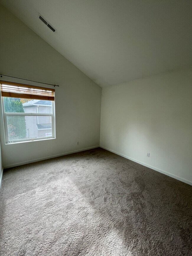 Building Photo - 5736 NE Hidden Creek Dr