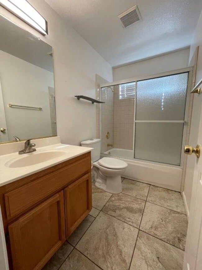 Building Photo - Large Open 4 Bedroom