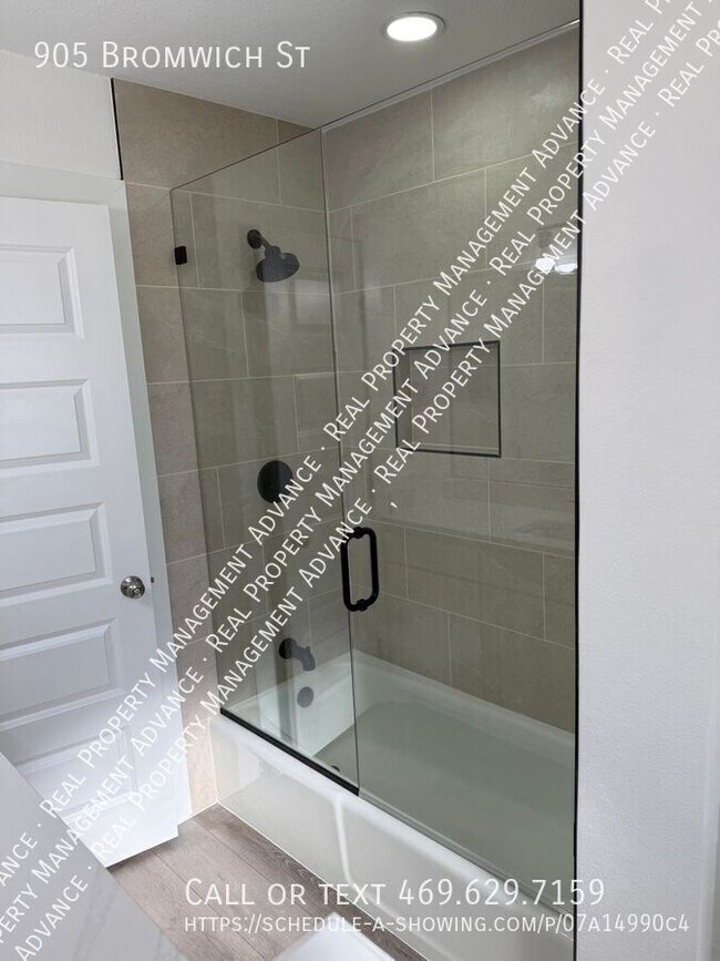 Building Photo - 905 Bromwich St