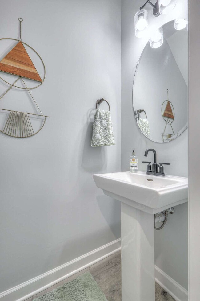 Building Photo - Like-New Modern Townhome Near Dining, Shopping, Trails & Old Hickory Lake