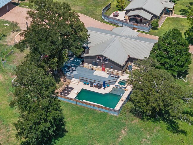 Building Photo - 1740 W Live Oak St