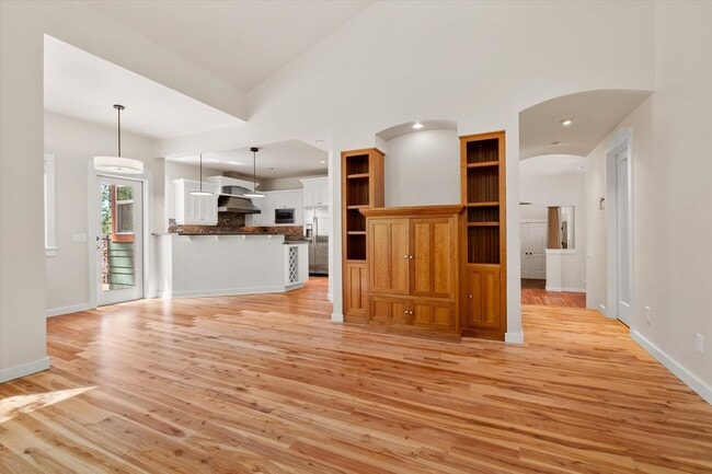 Building Photo - Large home in Awbrey Butte