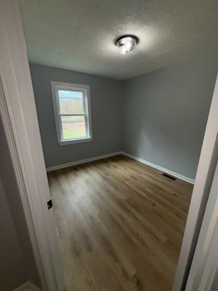 Building Photo - 619 Pinewood Ave