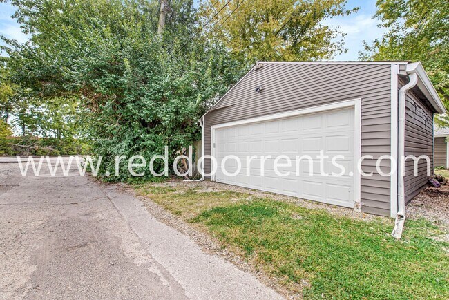 Building Photo - 2028 Hoyt Ave