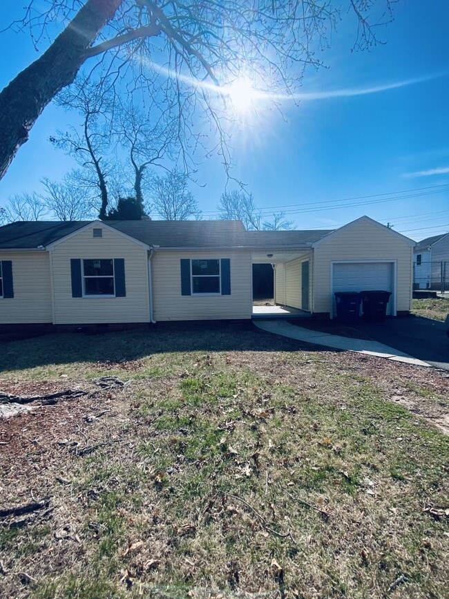 Building Photo - Newly Renovated 3 Bedroom 2 Bath w/ Flex Room Located in a Sought-after Neighborhood!