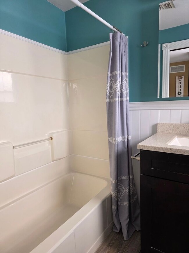 Building Photo - Small Town Home with Lots of Room