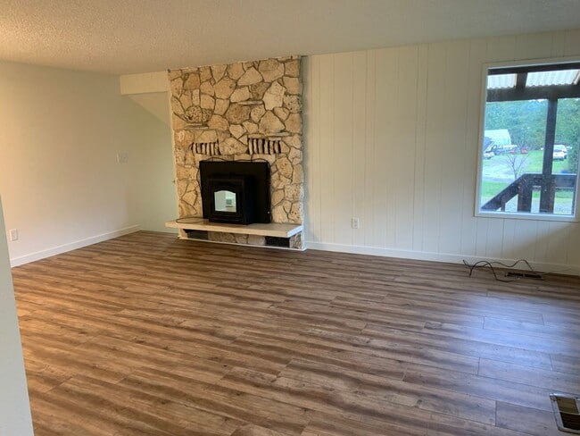 Building Photo - **Daisey King **