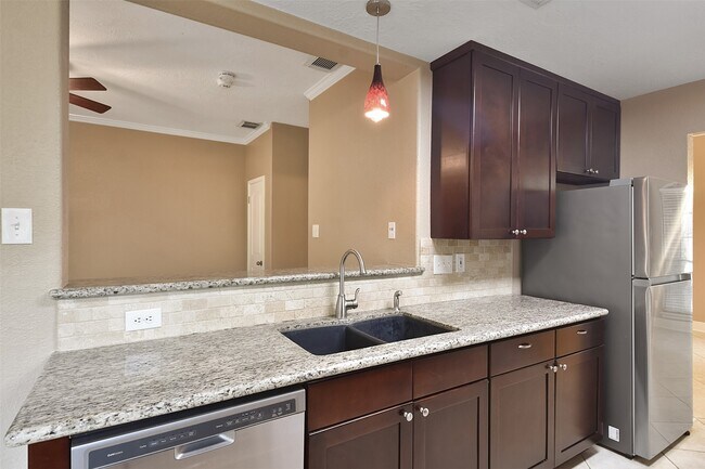 Building Photo - 5 E Willowood Ct