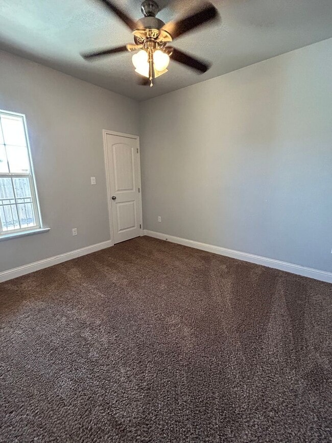 Building Photo - Beautiful Townhome