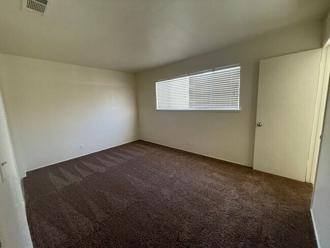 Building Photo - Victorville, 3 Bedroom, 2 Bathrooms, Large...