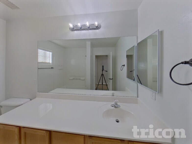 Building Photo - 21116 Alma Dr