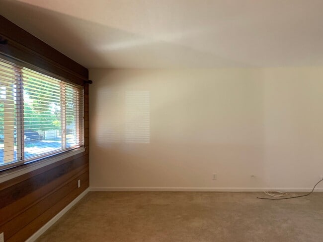 Building Photo - 3 bedroom 2 bath home with HUGE yard in Orangevale