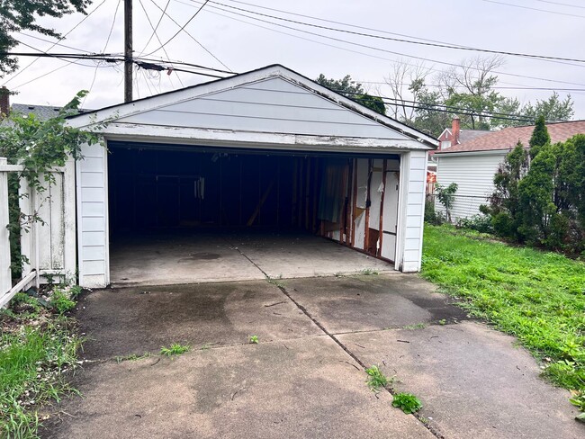 Building Photo - 19989 Strathmoor St